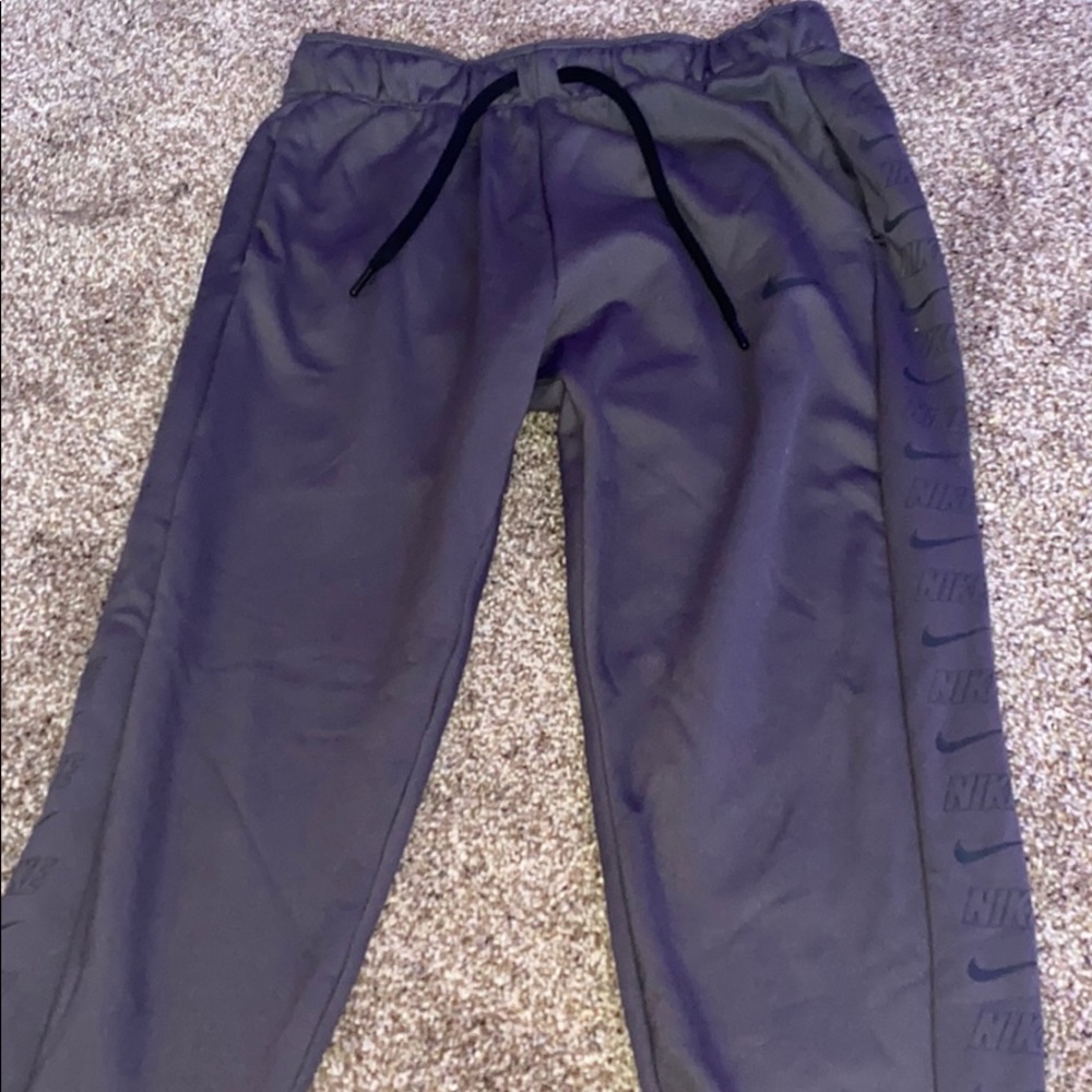 grey nike women’s joggers